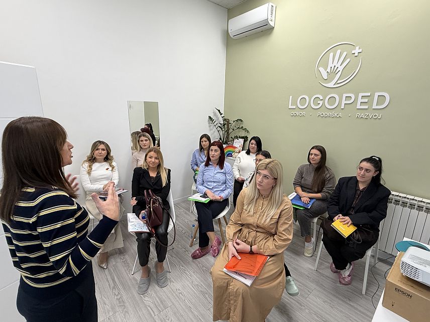 ДОБОЈ, 24. ОКТОБРА /СРНА/ - Дјеца без развијених базичних кретања, као посљедицу савремених трендова одрастања, имају нарушене примитивне рефлексе који су основ за каснији комплетан психомоторни развој, изјавила је дефектолог Александра Буковица из Београдског развојног центра на дводневној стручној радионици "Примитивни рефлекси – процена и реинтеграција кроз покрет".
