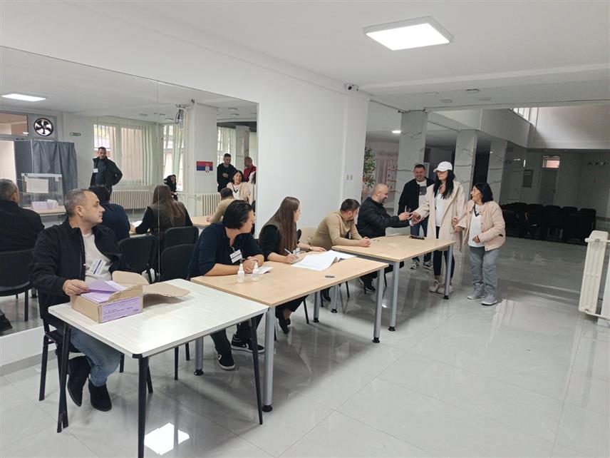 ЗВОРНИК, 25. ОКТОБРА /СРНА/ - На парламентарним изборима у Србији до 11.00 часова на бирачком мјесту у Основној школи "Свети Сава" у Зворнику гласало је 25,23 одсто од 1.100 бирача на списку, речено је Срну у бирачком одбору.