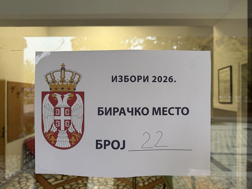 ДОБОЈ, 25. ОКТОБРА /СРНА/ - Бирачко мјесто за ванредне парламентарне изборе у Србији отворено је јутрос у Центру за културу и образовање у Добоју и изборни процес се одвија без проблема.