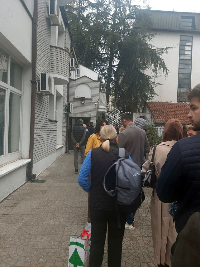 БЕОГРАД, 25. ОКTОБРА /СРНА/ - Од раног јутра грађани Београда у великом броју су изашли да гласају на ванредним парламентарним изборима у Србији.