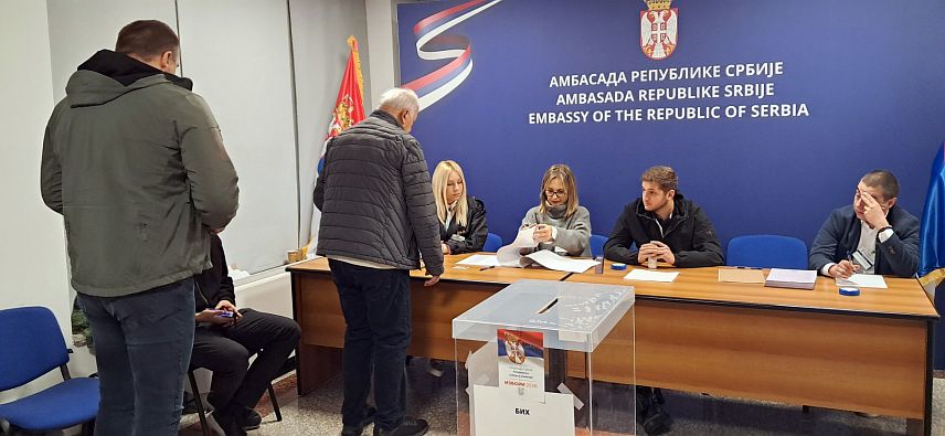 САРАЈЕВО 25. ОКTОБРА /СРНА/ - У Амбасади Србије у Сарајеву јутрос у 7.00 часова отворено је бирачко мјесто за парламентарне изборе у Србији.