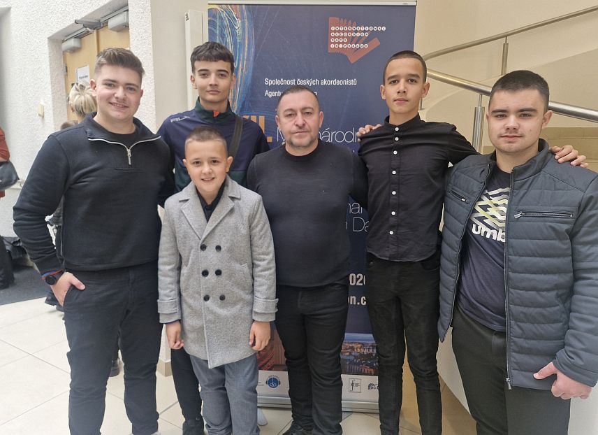 БИЈЕЉИНА, 25. ОКТОБРА /СРНА/- Ученици Основне музичке школе "Корнелије Станковић" Бијељина–Угљевик Ђорђе Перић и Немања Калајџић освојили су апсолутну побједу у дисциплини камерне музике на Међународном фестивалу у Прагу, одржаним од 22. до 24. октобра.