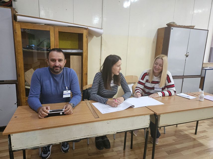ПРИЈЕДОР, 25. ОКТОБРА /СРНА/ - На бирачком мјесту у Приједору за ванредне парламентарне изборе у Србији у првих сат и по времена гласало је 30 грађана или 8,87 одсто регистрованих.