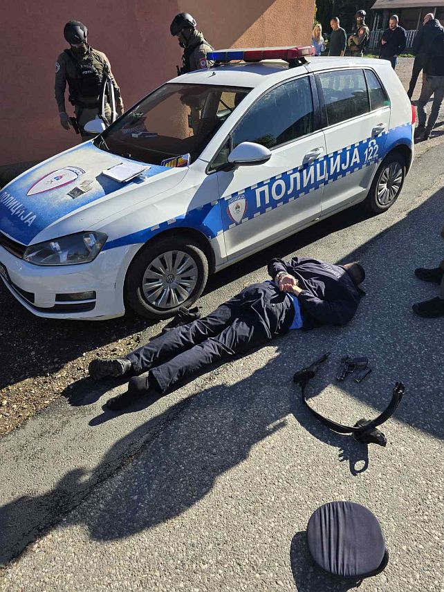 БАЊАЛУКА, 26. ОКТОБРА /СРНА/ - Пет полицијских службеника Министарства унутрашњих послова /МУП/ Републике Српске ухапшено је у оквиру акције "Терминал" због сумње на злоупотребу службеног положаја или овлаштења, а у току су претреси на више локација које користе ухапшени.
