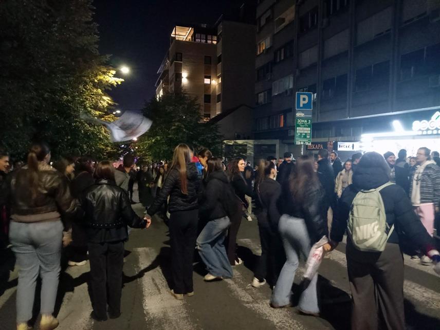 БЕОГРАД, 26. ОКТОБРА /СРНА/ - На скупу на Тргу Славија у Београду, гдје присталице "Студентске листе" славе побједу на ванредним парламентарним изборима у Србији, све више је употребе пиротехничких средстава, а оближњој Бирчаниновој улици игра се ужичко коло.