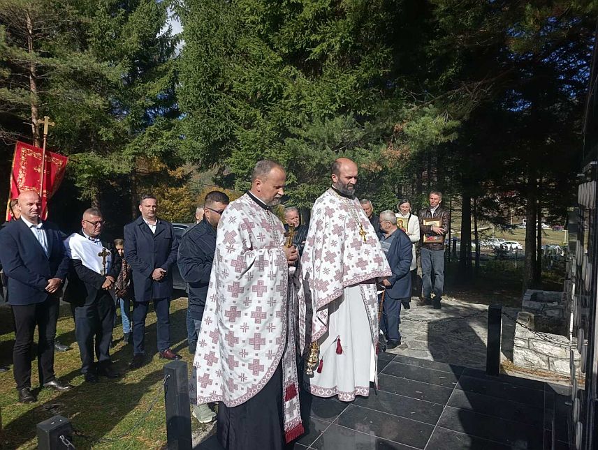 МРКОЊИЋ ГРАД, 27. ОКТОБРА /СРНА/ - Славу је данас, у присуству великог броја вјерника из Мркоњић Града и сусједних општина и градова, прославио Храм Свете Петке Параскеве у Подбрду у којем се налази риза ове светитељке којој велики број вјерника долази да се помоли током цијеле године.
