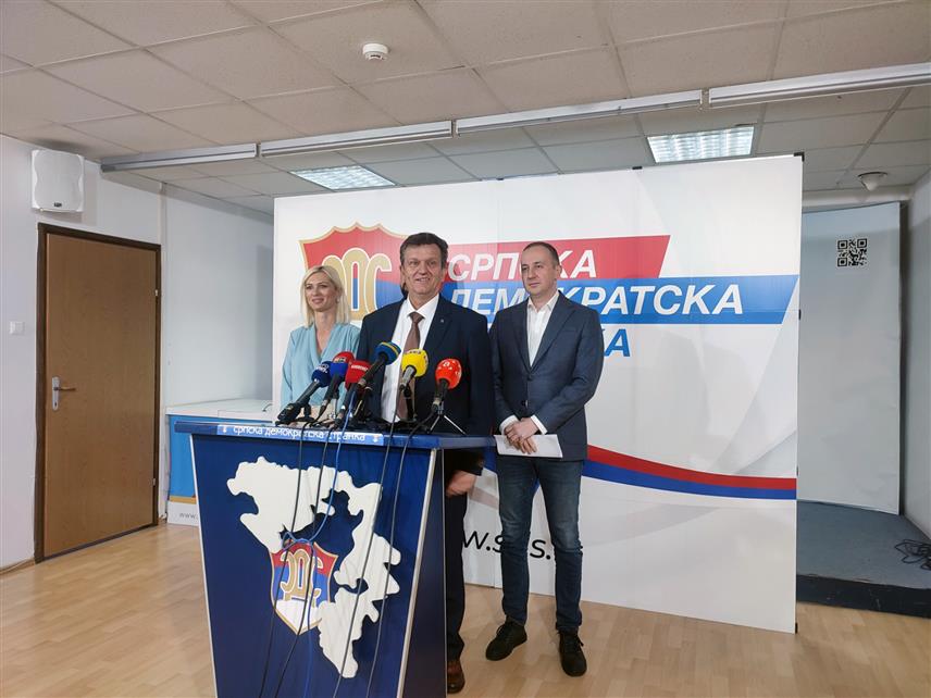 БАЊАЛУКА, 27. ОКТОБРА /СРНА/ - Предсједник СДС-а Бранко Блануша и шеф Клуба СДС у Народној скупштини Републике Српске Огњен Бодирога са сарадницима на конференцији за новинаре данас у Бањалуци.
