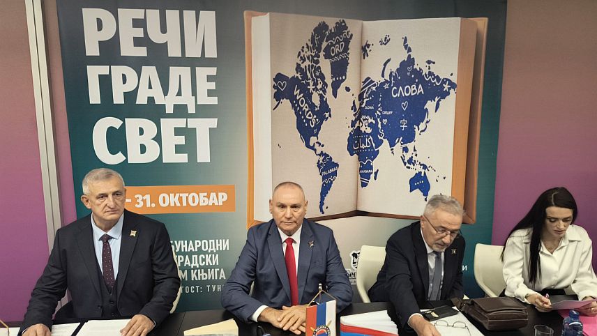 БЕОГРАД, 27. ОКТОБРА /СРНА/ - Организација старјешина Војске Републике Српске /ВРС/ представила је на Међународном сајму књига у Београду Зборник радова "Одбрана јужних граница Републике Српске" и књигу "22. пјешадијска бригада Војске Републике Српске" аутора Бошка Пеулића.