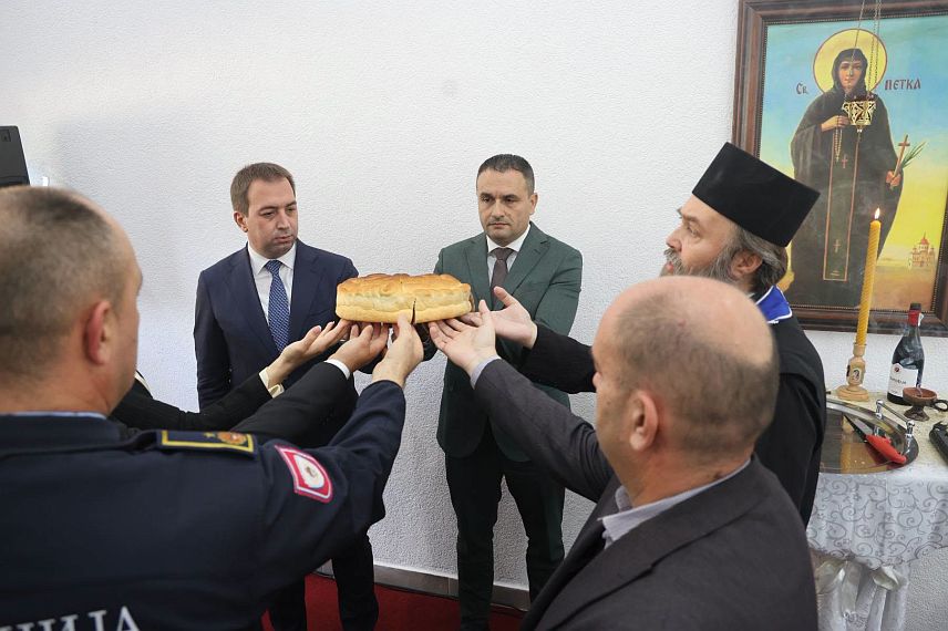 БАЊАЛУКА/ДОБОЈ, 27. ОКТОБРА /СРНА/ - Министар правде Републике Српске Горан Селак је данас у Казнено-попраном заводу /КПЗ/ Добоју присуствовао обиљежавању крсне славе ове установе - Свете Петке Параскеве.