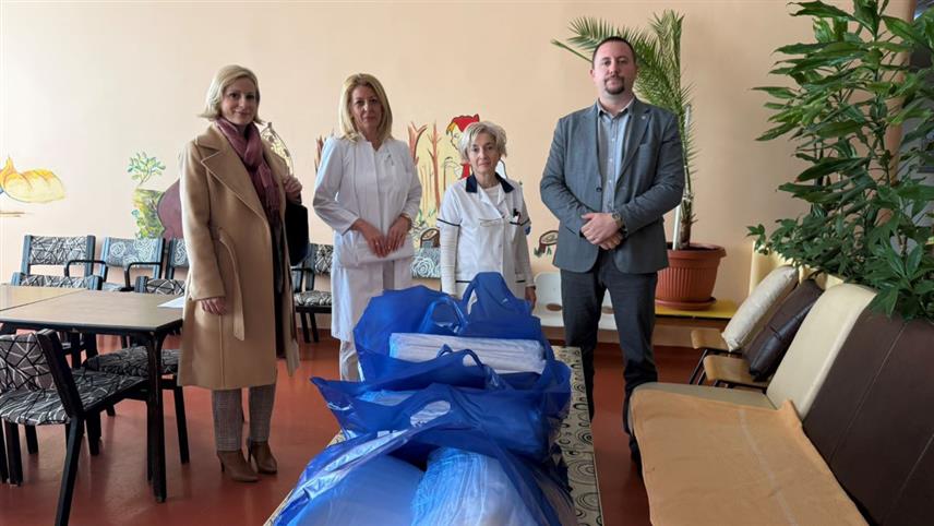 ПРИЈЕДОР, 28. ОКТОБРА /СРНА/ - Град Приједор донирао је постељину и пелене болници "Др Младен Стојановић" поводом Недјеље дјетета.
