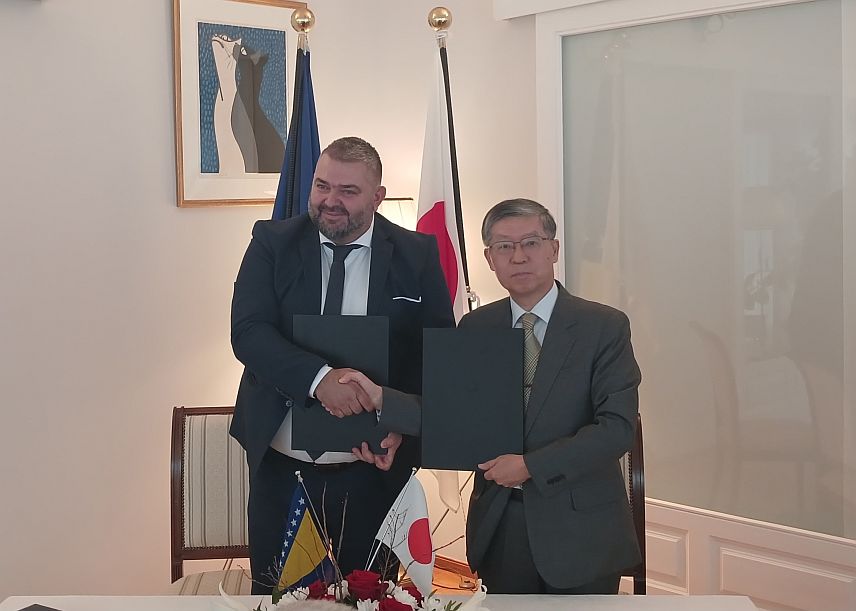 САРАЈЕВО, 28. ОКТОБРА /СРНА/ - Амбасадор Јапана у БиХ Тошихиро Аики и представници Дома здравља "Др Стојана и Љубица" у Рудом и Завода за заштиту здравља жена и материнства Кантона Сарајево потписали су данас у Сарајеву уговоре о додјели бесповратних средстава овим здравственим установома у износу од око 339.600 КМ.