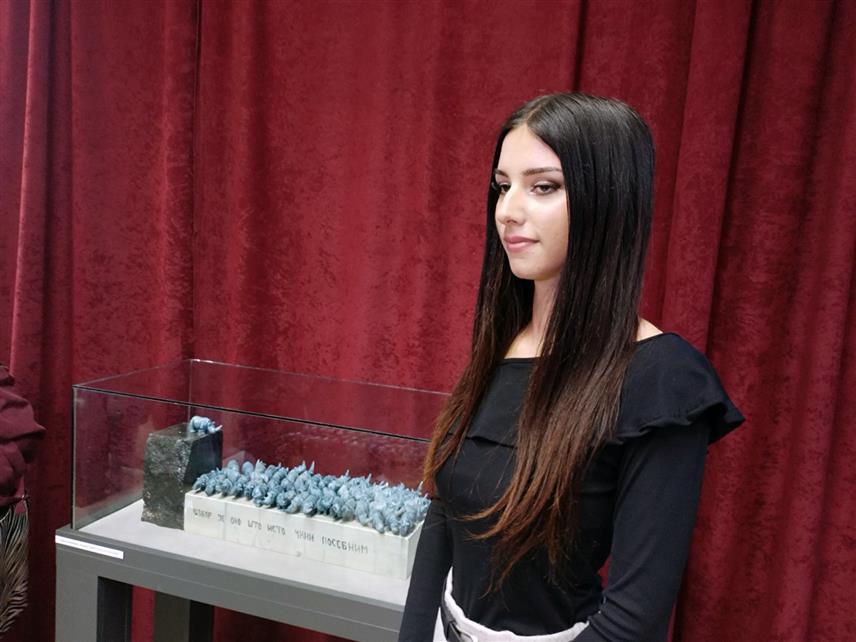 БИЈЕЉИНА, 28. ОКТОБРА /СРНА/ - Двадесетједногодишња Љубица Момировић, студент Факултета "Деспот Стефан Лазаревић" у Београду, први пут је излагала и побиједила на Бијељинском бијеналу на којем су ове године изложена 63 рада од 58 аутора.