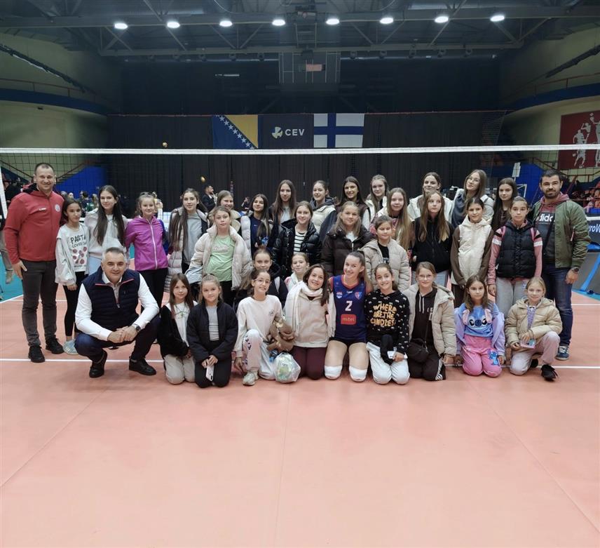 БАЊАЛУКА, 28. ОКТОБРА /СРНА/ - Предсједник Владе Саво Минић je на европској утакмици у Бањалуци срео младе чланице Женског одбојкашког клуба "Црвена звијезда" из Обудовца, код Шамца.