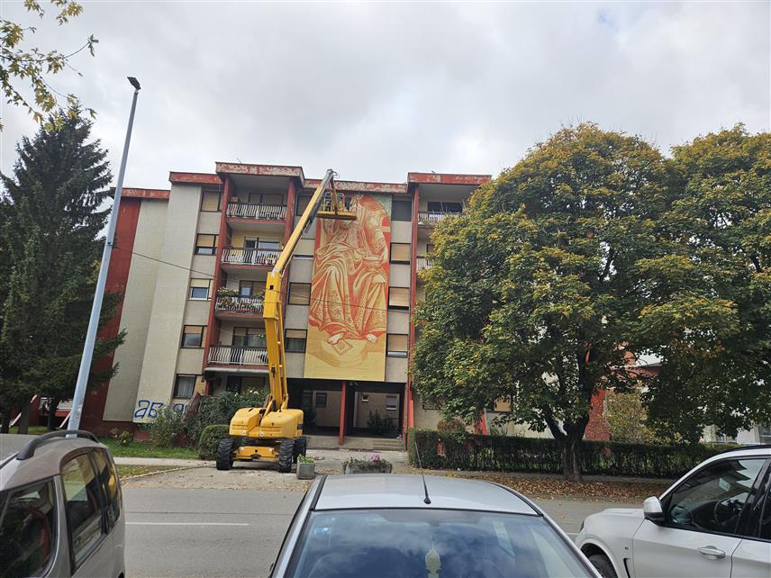 ПРИЈЕДОР, 29. ОКТОБРА /СРНА/ - Град Приједор добио је 13. мурал у оквиру пројекта "Приједор град мурала", а аутор је Лука Цани из италијанског града Модене, који је осликао фигуру дјевојке у народној ношњи како пресипа воду из једне посуде у другу, што је симбол баланса, мира и смирености.