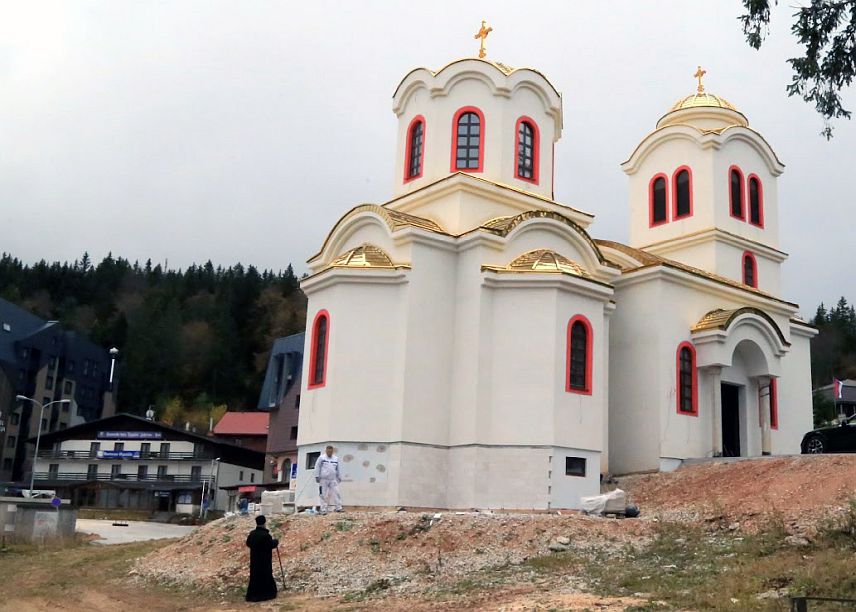 ИСТОЧНО САРАЈЕВО, 29. ОКТОБРА /СРНА/ - На Храму Светог Василија Великог на Јахорини приводе се крају грађевински и занатски радови, те би ускоро у овој светињи могле да почну службе, саопштено је из Митрополије дабробосанске.