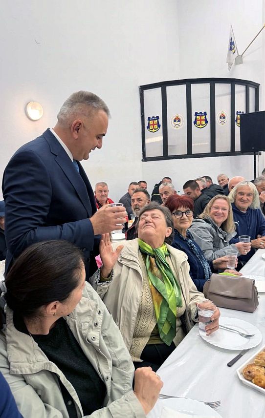 ШАМАЦ, 29. ОКТОБРА /СРНА/ -Новоизабрани предсједник Републике Српске Саво Минић истакао је да су му у Писарима код Шамца приредили дочек за памћење и да су, осим изборне побједе, имали разлог више за славље, будући да је у овом селу постављен нови асфалт.