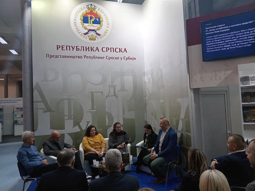 БЕОГРАД, 29. ОКТОБРА /СРНА/ - Завод за уџбенике и наставна средства Источно Ново Сарајево представио је данас на Међународном сајму књига у Београду четири своја издања, међу којим су и три награђена романа на конкурсу "Златна сова".