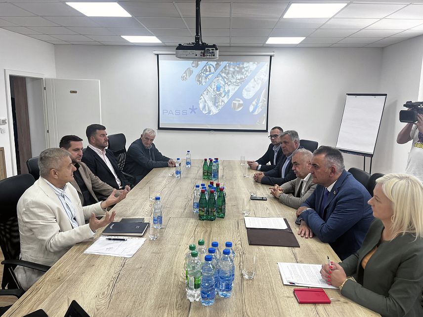 БИЈЕЉИНА, 2. ОКТОБРА /СРНА/ - Предсједник Владе Републике Српске Саво Минић у оквиру данашње посјете Бијељини састао се са руководством фирме за производњу аутомобилских дијелова "Пасс" у насељу Љесковац.