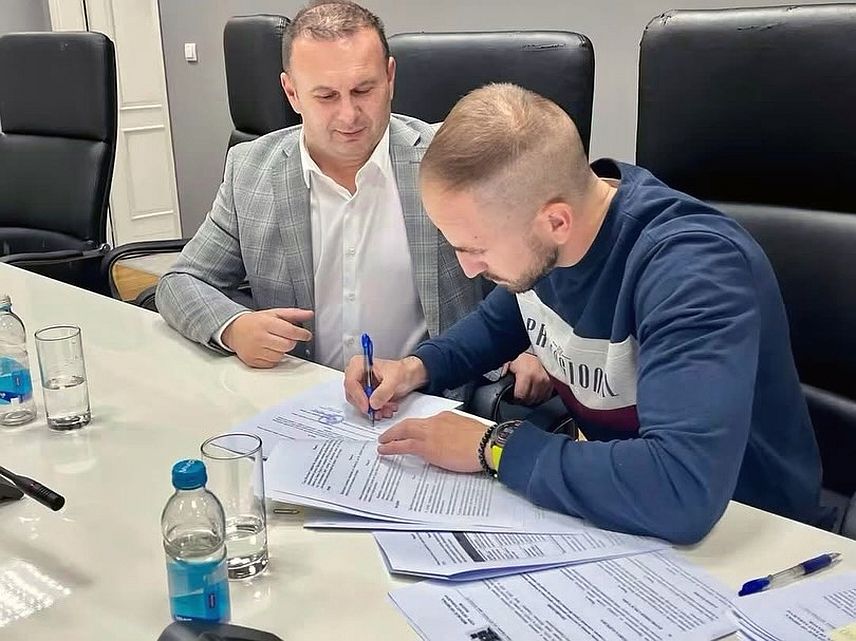 ИСТОЧНО САРАЈЕВО , 2. ОКТОБРА/СРНА/ - Градоначелник Источног Сарајева Љубиша Ћосић потписао је са представницима 76 регистрованих заједница етажних власника са подручја Пала уговоре о додјели укупно 500.000 КМ.