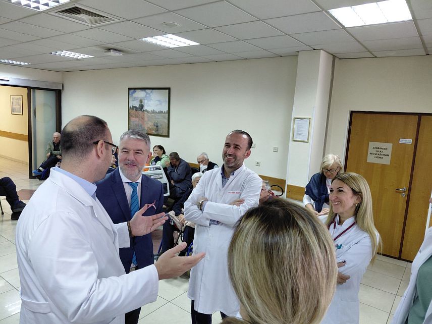 БАЊАЛУКА, 2. ОКТОБРА /СРНА/ - У Заводу за дијализу и трансплантацију Републике Српске у Бањалуци данас је почела подјела хигијенских пакета за око 1.000 хемодијализних пацијената у 11 дијализних центара у Српској. Министар здравља и социјалне заштите Републике Српске Ален Шеранић, Вршилац дужности директора Универзитетског клиничког центра /УКЦ/ Републике Српске Никола Шобот и вршилац дужности директора Завода за дијализу и трансплантацију Републике Српске Горан Топић данас у УКЦ-у.
