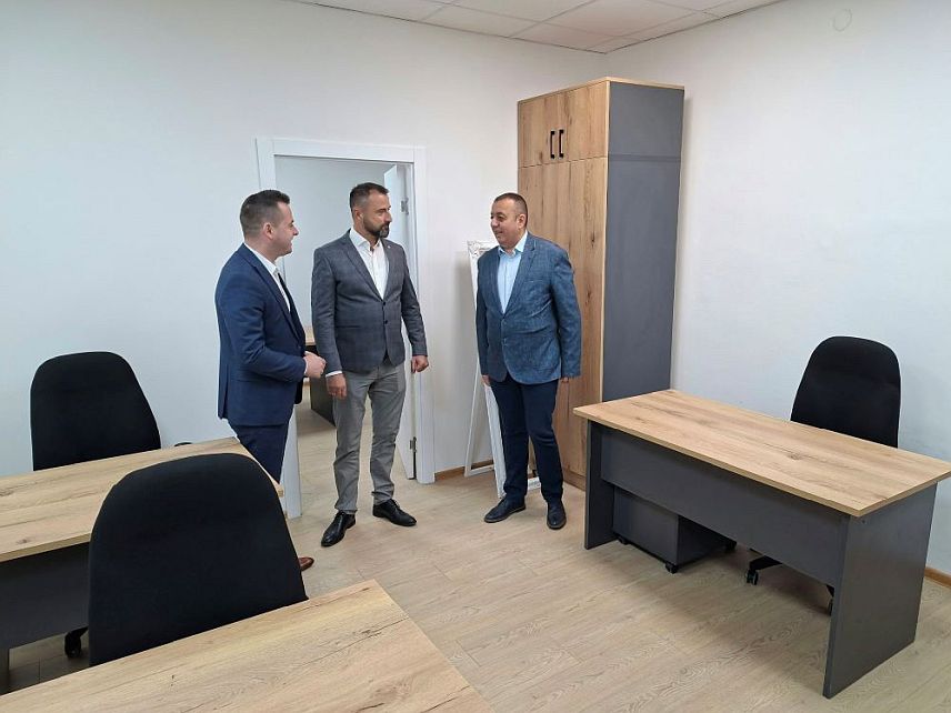 ФОЧА, 2. ОКТОБРА /СРНА/ - Сједиште новоосноване републичке установе Центра за специјалистичке социјалне услуге у Фочи спремно је да, након што се заврше правне процедуре и обави пријем кадра, започне са радом, а просторије које је уступила Градска управа адаптиране су средствима прикупљеним у хуманитарној акцији "С љубављу храбрим срцима".