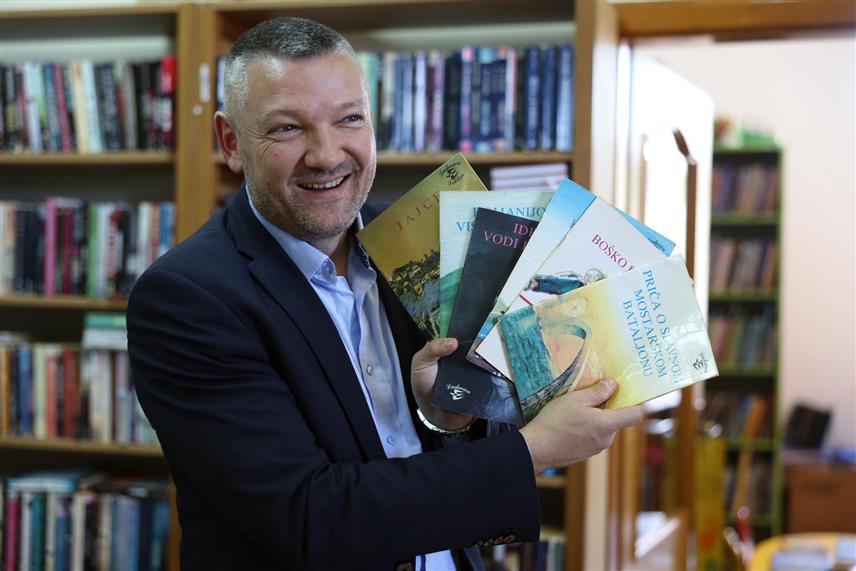 УГЉЕВИК, 2. ОКТОБРА /СРНА/ -Народна библиотека Угљевик богатија је за нове књиге захваљујући донацији Жарка Новаковића, директора Рудника и термоелектране "Угљевик", који је данас овој установи поклонио књиге намијењене најмлађим читаоцима.	
