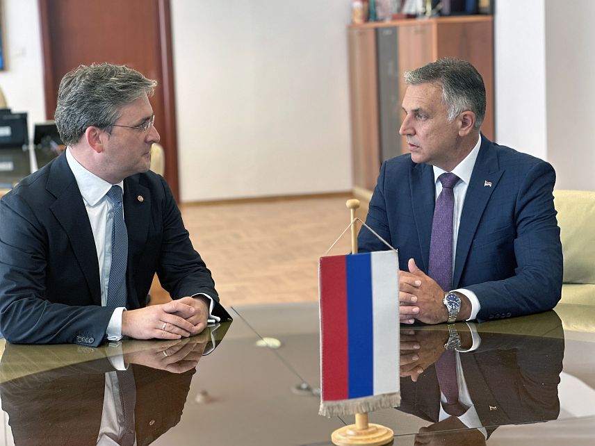 БАЊАЛУКА, 2. ОКТОБРА /СРНА/ - Министар просвјете и културе Републике Српске Боривоје Голубовић разговарао је данас са колегом из Србије Николом Селаковићем о новој конкурсној линији Министарства културе Србије "Српска у фокусу", намијењеној подршци пројектима и програмима у области културе у Републици Српској у износу од више од 1,1 милион КМ.
