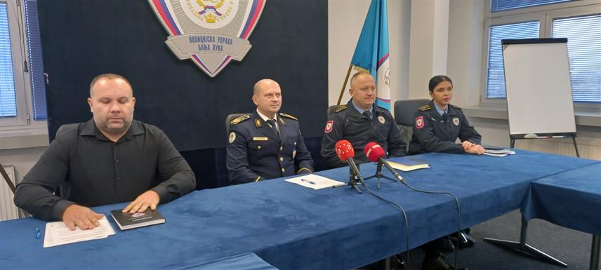 БАЊАЛУКА, 30. ОКТОБРА /СРНА/ - Начелник Полицијске управе Ђурица Вукелић, начелник Сектора криминалистичке полиције Славиша Којић и инспектор Сектора полиције Мирослав Ђукић на конференцији за новинаре данас у Бањалуци.