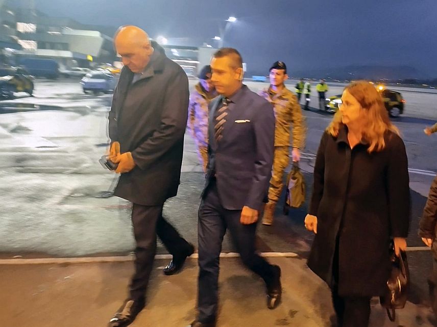 САРАЈЕВО, 30. ОКТОБРА /СРНА/ - Замјеник министра одбране у Савјету министара Александар Гогановић дочекао је министра одбране Италије Гвида Кросета на Аеродрому у Сарајеву.