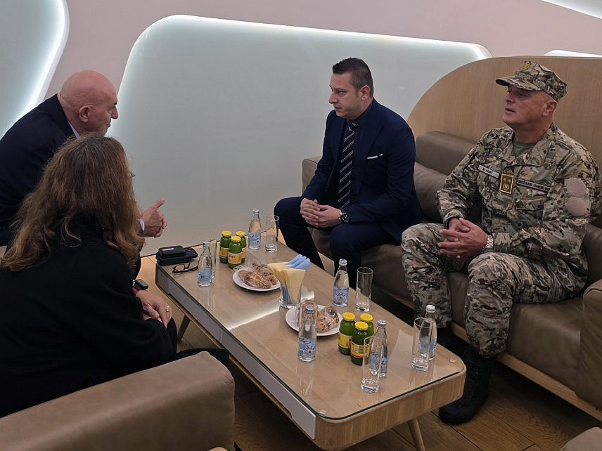 САРАЈЕВО, 30. ОКТОБРА /СРНА/ - Замјеник министра одбране у Савјету министара Александар Гогановић разговарао је данас у Сарајеву са министром одбране Италије Гвидом Крозетом, којем је изразио најдубље саучешће поводом трагичне погибије италијанских припадника ЕУФОР-а у хеликоптерској несрећи.
