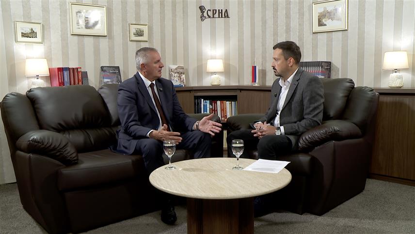 БАЊАЛУКА, 3. ОКТОБРА /СРНА/ - Вршилац дужности директора Јавног предузећа "Аутопутеви Републике Српске" Радован Вишковић у подкасту Медијског система Републике Српске - СРНА. изјавио је да је уговорена изградња 114,5 километара нових ауто-путева, уз обезбијеђено финансирање и извођаче, што представља инвестициони циклус вриједан више од 2,5 милијарди КМ без ПДВ-а.	

