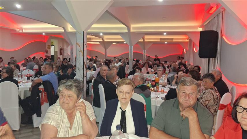 НОВИ ГРАД, 3. ОКТОБРА /СРНА/- У Новом Граду око 300 пензионера дружењем је обиљежило 1. октобар, Међународни дан старијих особа.