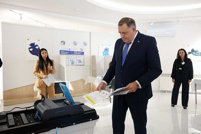 ЛАКТАШИ, 4. ОКТОБРА /СРНА/  - Предсједник СНСД-а Милорад Додик гласао је   на гласачком мјесту  у Дому културе  у Лакташима . / фото: Борислав Здриња/