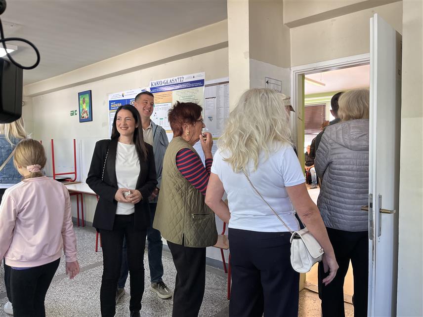 БАЊАЛУКА, 4. ОКТОБРА /СРНА/ - Предсједник Народног фронта Јелена Тривић гласала је данас на бирачком мјесу у Основној школи "Бранко Радичевић" у Бањалуци.