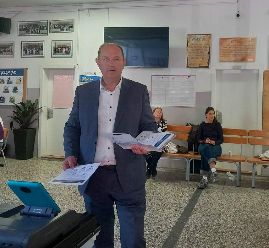 ТРЕБИЊЕ, 4.ОКТОБРА /СРНА/ - Носилац листе СНСД-а за Народну скупштину Републике Српске Лука Петровић гласао је данас на бирачком мјесту у Требињу.