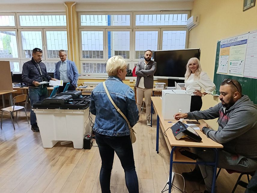 ЗВОРНИК, 4. ОКТОБРА /СРНА/ - На подручју града Зворника до 11.00 часова гласало је 5.200 или 9,98 бирача, речено је Срни у Градској изборној комсији /ГИК/.
