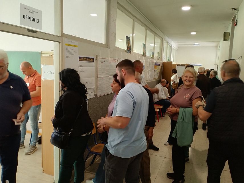 БИЈЕЉИНА, 4. ОКТОБРА /СРНА/ - Излазност бирача у Бијељини до 15.00 часова је 29,52 одсто и нижа је за осам одсто него на посљедњим општим изборима.