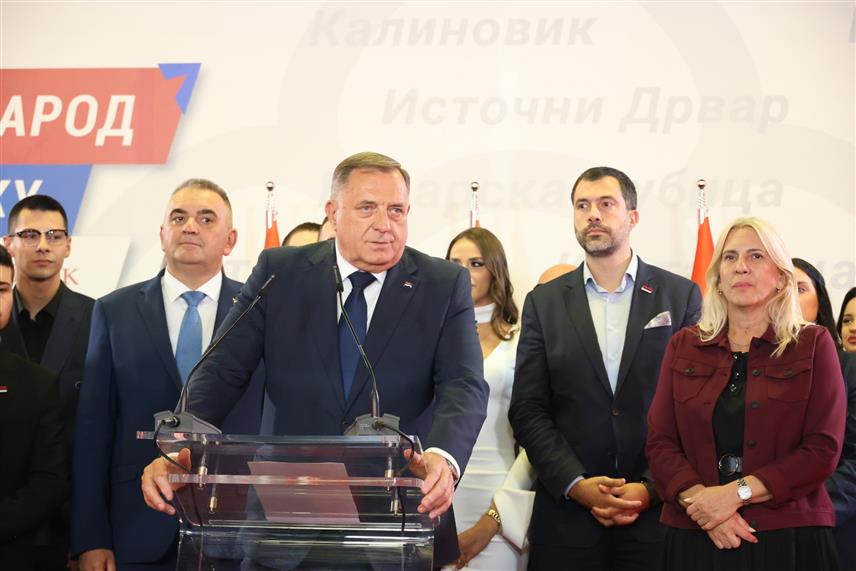 БАЊАЛУКА, 4. ОКТОБРА /СРНА/ - Предсједник СНСД-а Милорад Додик прогласио је побједу кандидата те странке за предсједника Републике Српске Саве Минића и српског члана Предсједништва БиХ Жељке Цвијановић./фото Борислав Здриња/