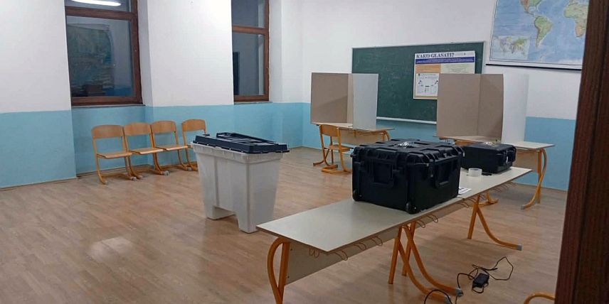 КРУПА НА УНИ, 4. ОКТОБРА /СРНА/ - У општини Крупа на Уни јутрос су у 7.00 часова отворена бирачка мјеста, потврдила је Срни предсједник Општинске изборне комисије Данијела Марјановић.
