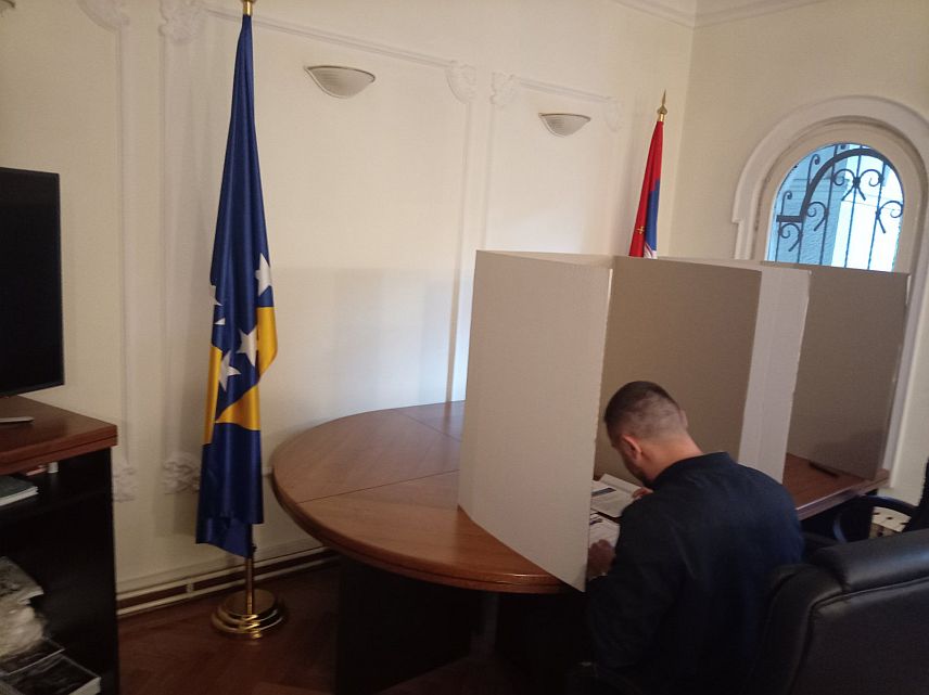 БЕОГРАД, 4. ОКТОБРА /СРНА/ - Бирачко мјесто у Амбасади БиХ у Београду отворено ја на вријеме и све тече у складу са процедурама.