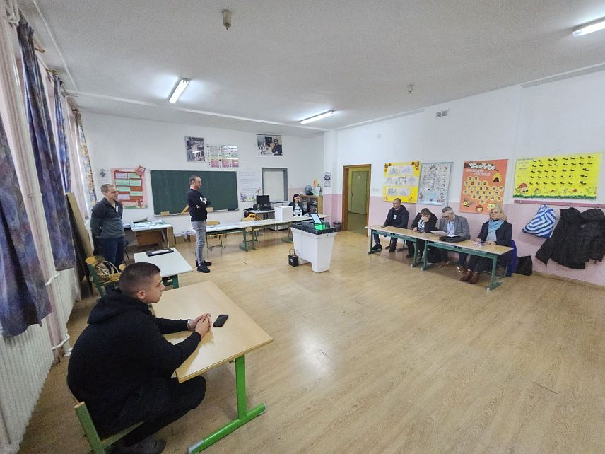 ПРИЈЕДОР, 4. ОКТОБРА /СРНА/ - У Приједору су биралишта отворена на вријеме, у току је ажурирање спискова оператера јер је било одустајања, али то не утиче битно на процес гласања.