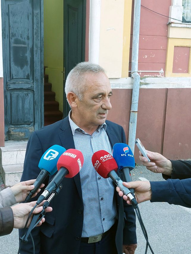 БРЧКО, 4. ОКТОБРА /СРНА/ - У Брчко дистрикту јутрос је отворено свих 138 бирачких мјеста, а на десетак су забиљежени проблеми са скенерима за гласачке листиће, рекао је Срни предсједник Изборне комисије дистрикта Марко Tадић.