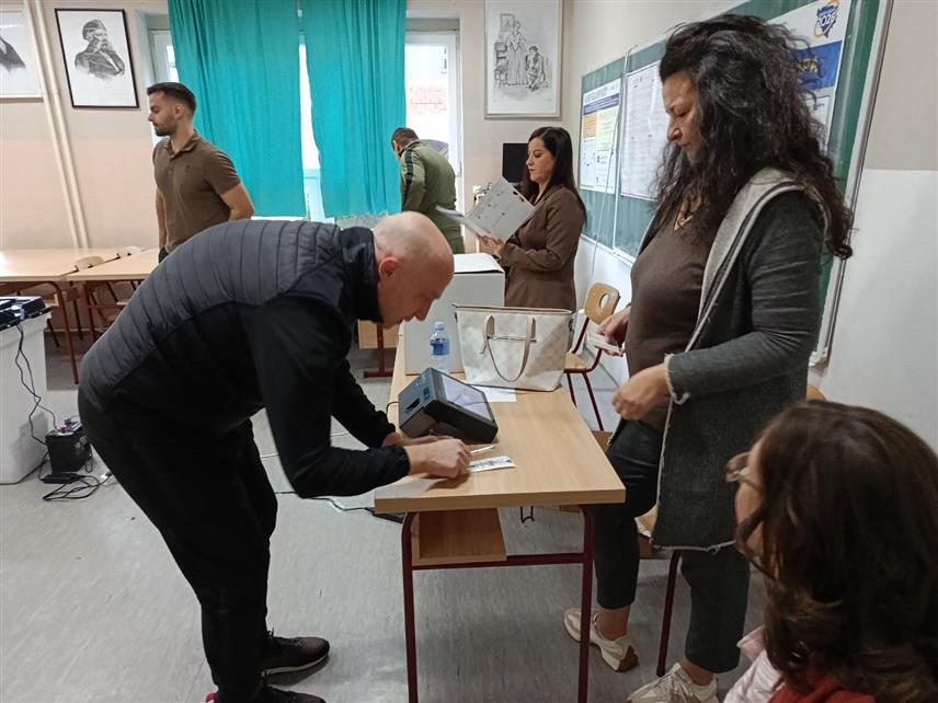 ЗВОРНИК, 4. ОКТОБРА /СРНА/ - На појединим гласачким мјестима на подручју града Зворника било је кашњења у примјени нове технологије, али се у суштини може рећи да је гласање ипак кренуло.