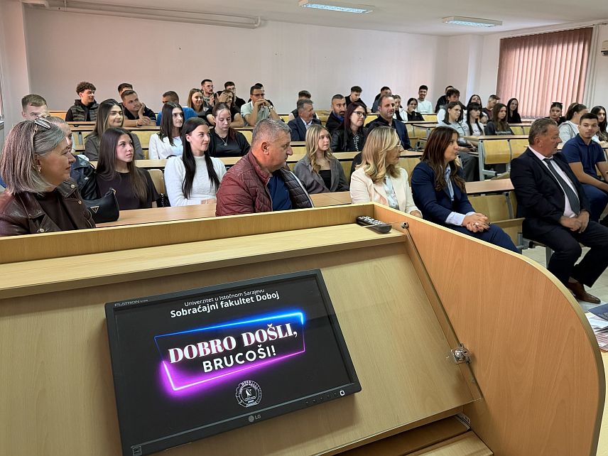 ДОБОЈ, 5. ОКТОБРА /СРНА/ - На Саобраћајном факултету Универзитета у Источном Сарајеву данас је почела академска година, а тим поводом је за шездесетак бруцоша организован показни час и уручени су им индекси.