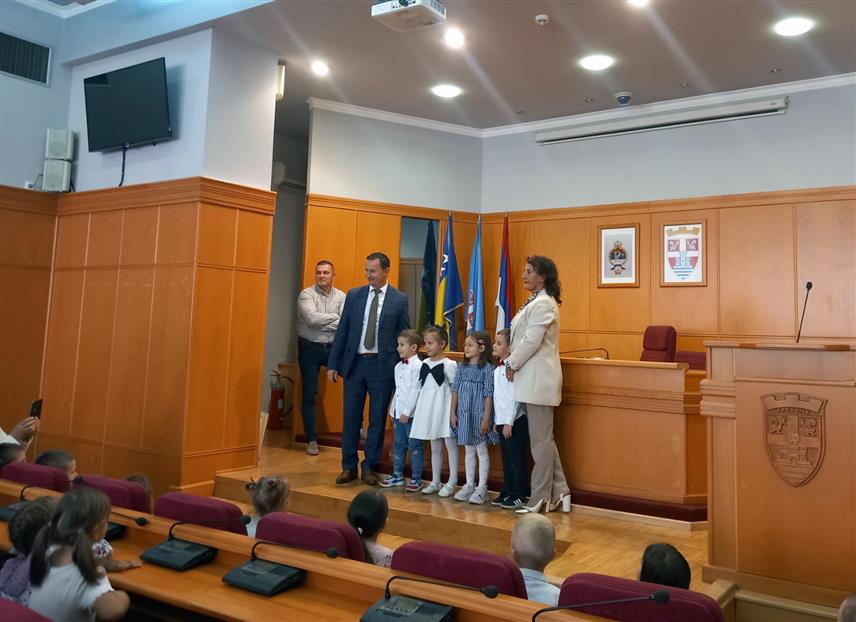 TРЕБИЊЕ, 5.ОКТОБРА /СРНА/ - Градоначелник Tребиња Мирко Ћурић организовао је данас пријем за основце и малишане из предшколских установа и удружења поводом Недјеље дјетета.