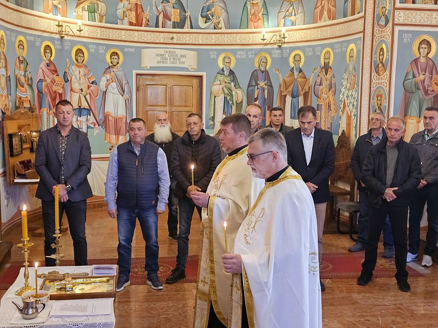ИСТОЧНА ИЛИЏА, 6. ОКТОБРА /СРНА/ - У Цркви Светог Петра Сарајевског у Војковићима данас је служен парастос за 21 борца Друге сарајевске лаке пјешадијске бригаде Војске Републике Српске који је мучки убијен прије 32 године у мјесту Чакле, у федералној општини Трново.