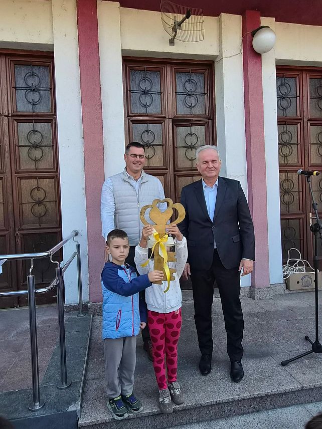 СРБАЦ, 6. ОКТОБРА /СРНА/ - Начелник Српца Млађан Драгосављевић је данас малишанима Дјечијег вртића "Наша радост" уручио симболични кључ града, који су преузели Стела Думонић и Немања Шарић.