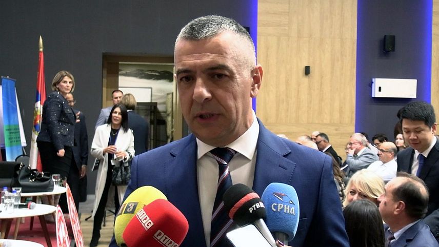 ЈАХОРИНА, 6. ОКТОБРА/СРНА/ - Помоћник министра за пољопривреду, прехрамбену индустрију и рурални развој Републике Српске Саша Лалић у обраћању новинарима данас уочи 17. Међународног симпозијума "Агросим" на Јахорини.