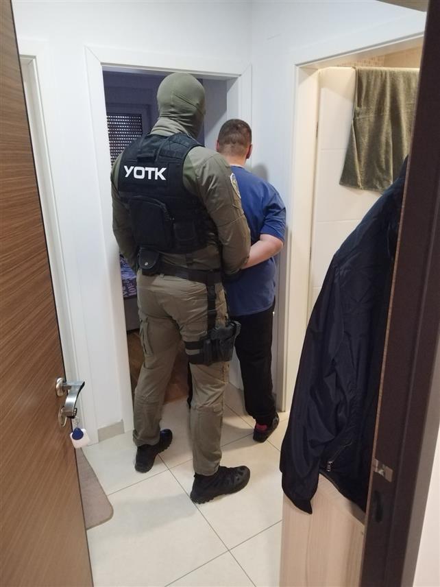БАЊАЛУКА, 6. ОКТОБРА /СРНА/ - Припадници Управе за организовани и тешки криминалитет и Министарства унутрашњих послова /МУП/ Републике Српске данас су у Добоју ухапсили држављанина Црне Горе за којим је Њемачка расписала међународну Интерполову црвену потјерницу.