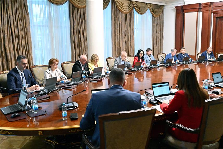 БАЊАЛУКА, 8. ОКТОБРА /СРНА/ - Влада Републике Српске продужила је данас реализацију Одлуке о директној подршци усљед поремећаја на тржишту нафтним дериватима до 15. новембра, којом самостални предузетници и физичка лица у остварују право на умањење обавезе плаћања приликом куповине безоловног моторног бензина и дизел-горива у износу од 0,10 КМ по литру.